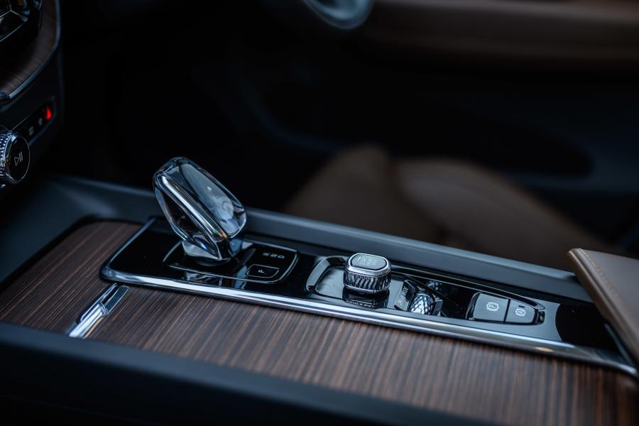 Детали интерьера Volvo XC60 T8 Inscription 2017 года  (JP) (фото 9 из 17)